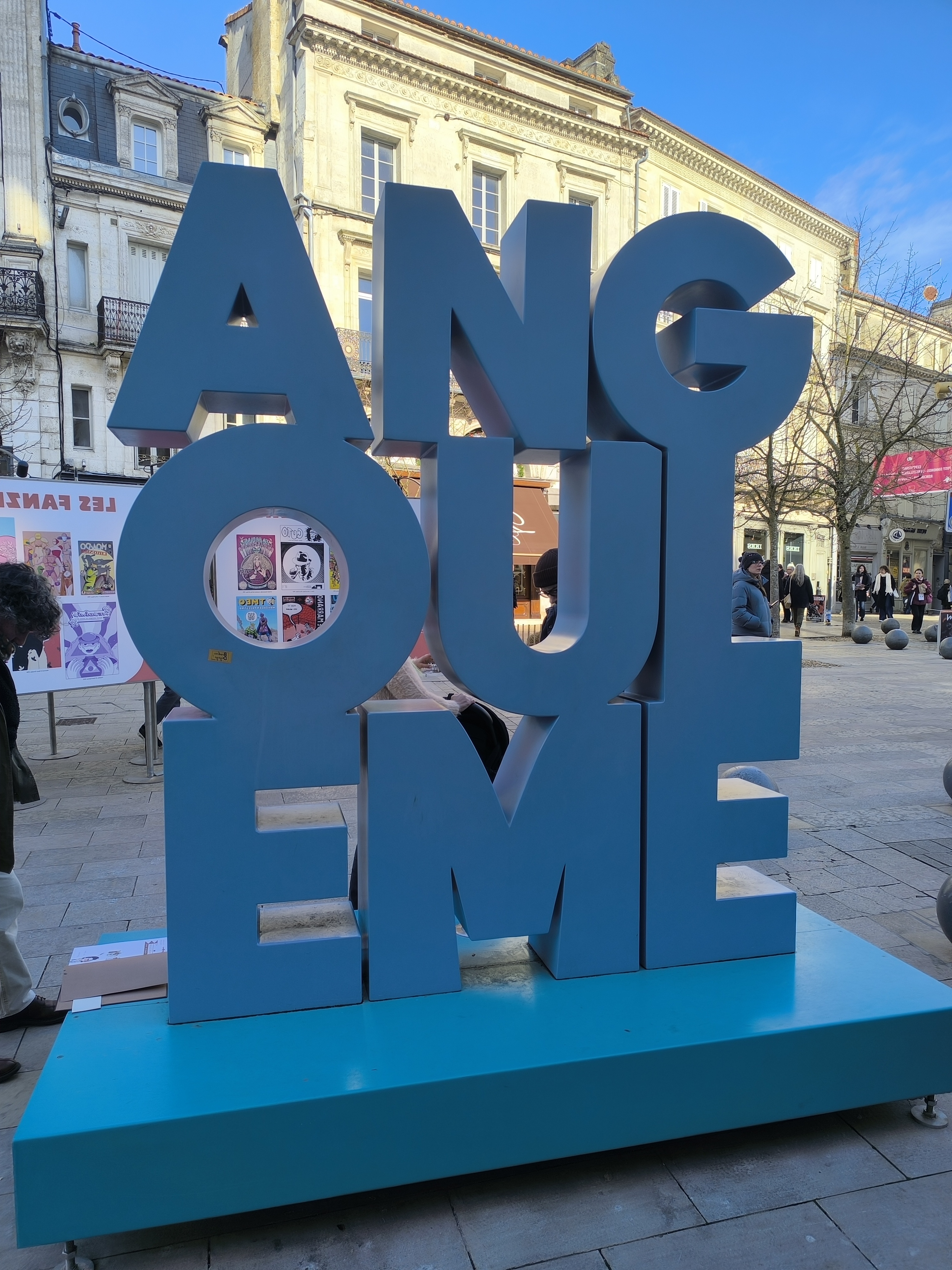 Les lettres géantes ANGOULÊME devant la gare